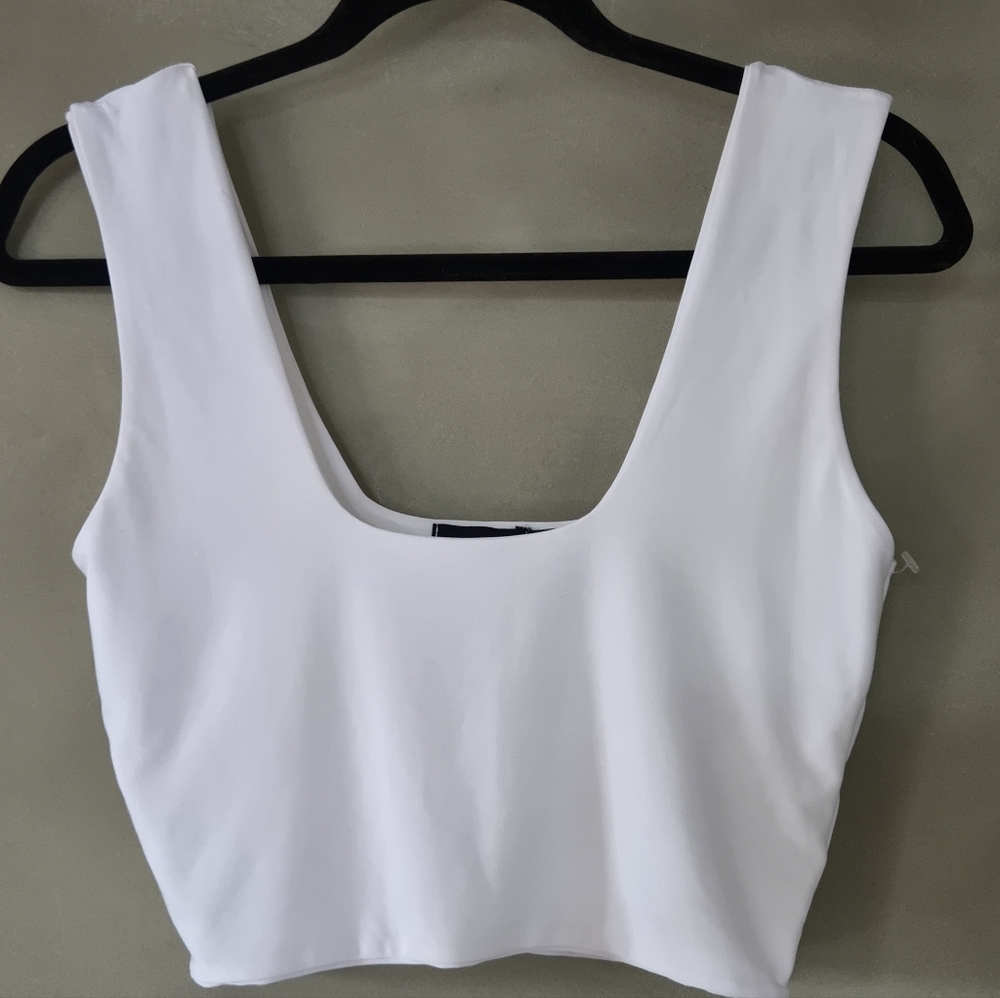 PrettyLittleThing | Classic White Crop Top, Size 8 - Picture 2 of 7